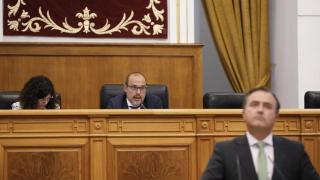 David Moreno, líder de Vox en Castilla-La Mancha, mira al techo mientras el presidente de las Cortes, Pablo Bellido, le pide que retire sus afirmaciones.