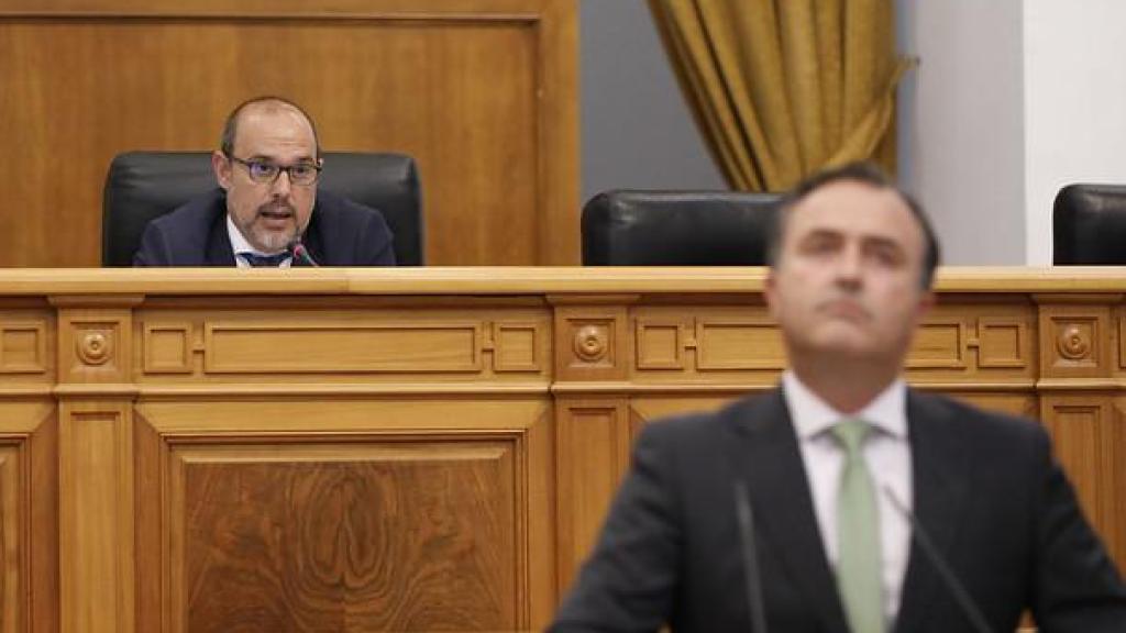 David Moreno, líder de Vox en Castilla-La Mancha, mira al frente mientras el presidente de las Cortes, Pablo Bellido, le pide que retire sus afirmaciones.