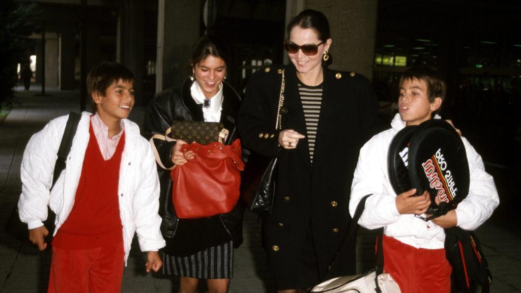 Isabel Preysler, con sus hijos Chábeli, Enrique y Julio José, en 1980.
