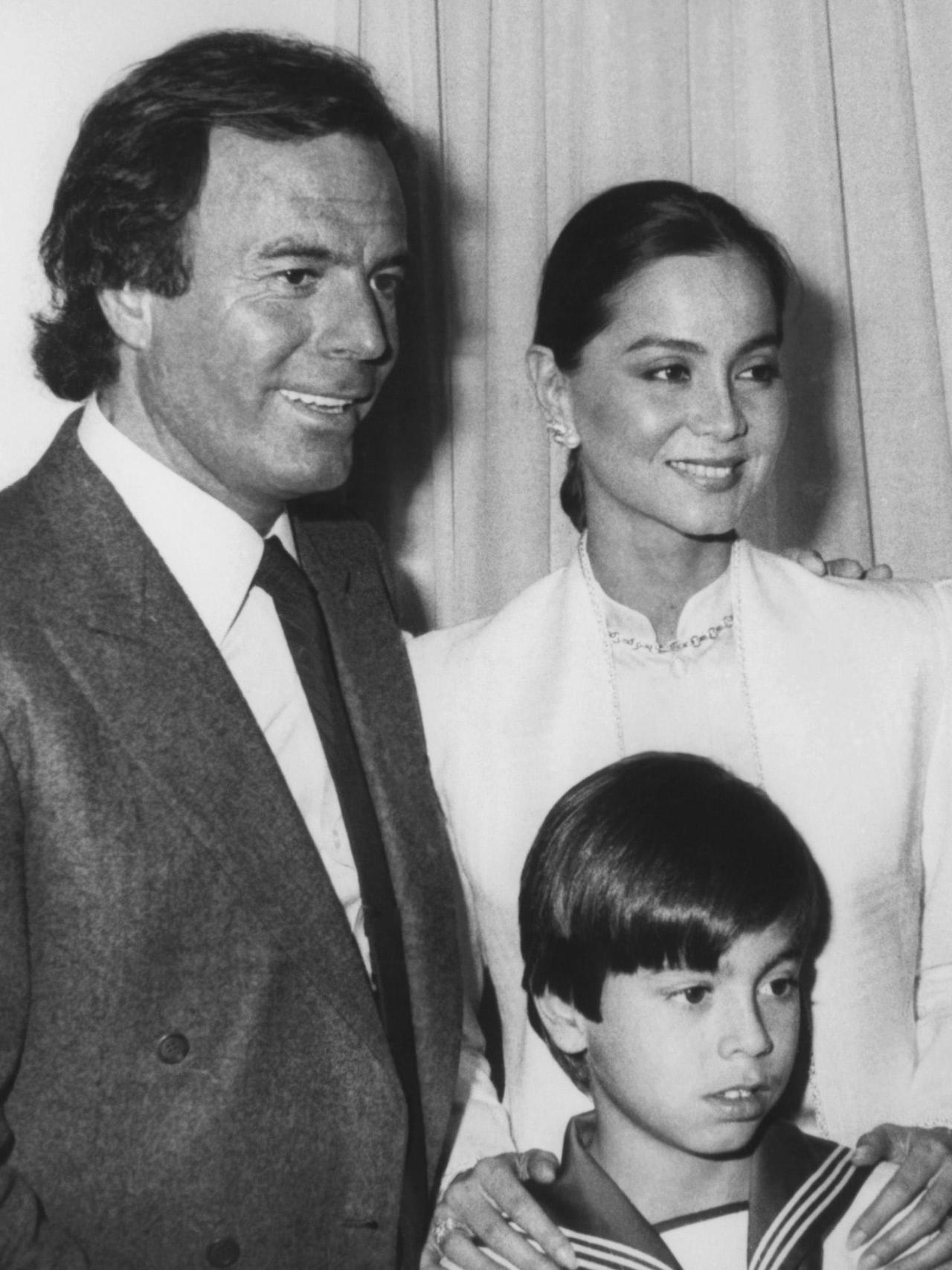 Julio Iglesias e Isabel Preysler, en la comunión de su hijo Enrique, en 1984.