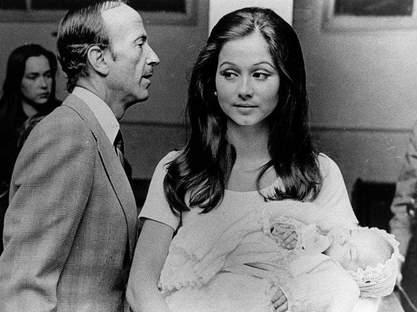 Isabel Preysler, con el doctor Iglesias Puga, en 1973, en el bautizo de su hijo Julio José.
