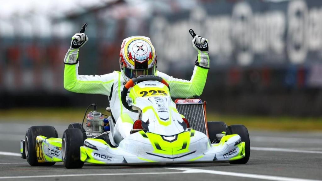 Aarón García cruzando la meta como campeón de Europa.