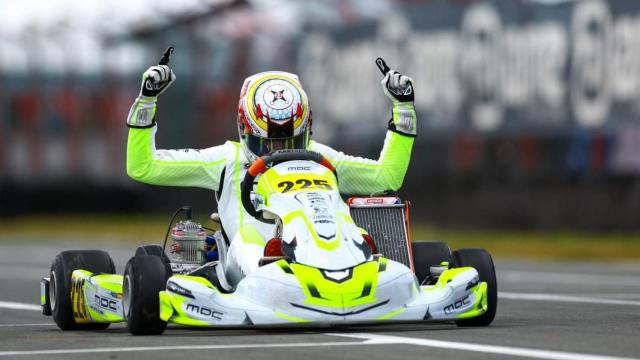 Aarón García cruzando la meta como campeón de Europa.
