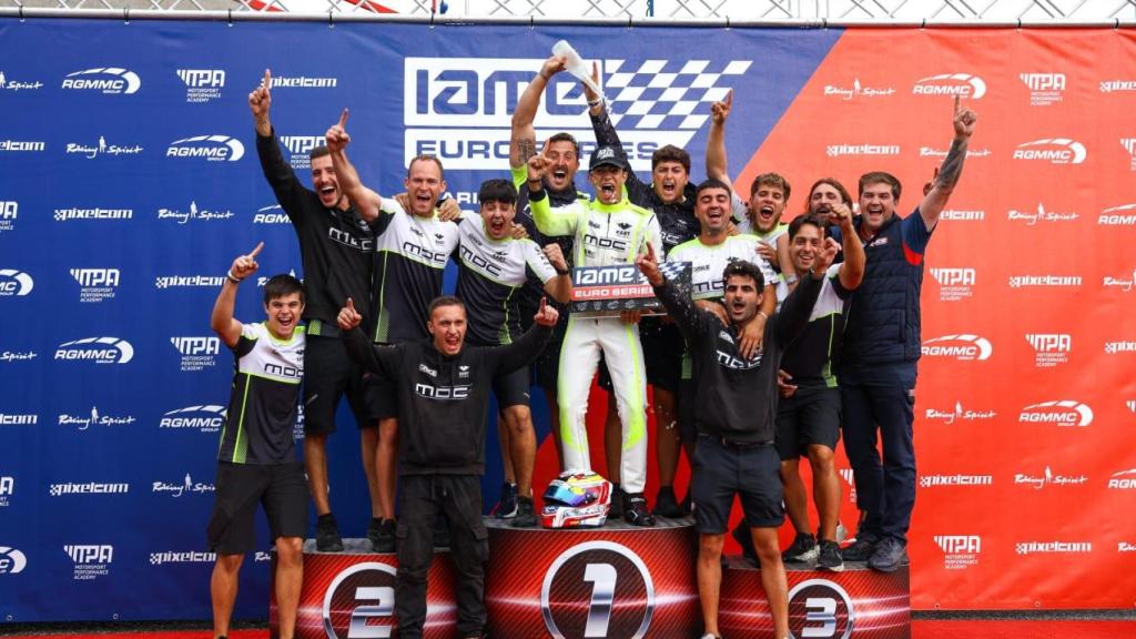 García y su equipo celebrando la victoria en el europeo de karting