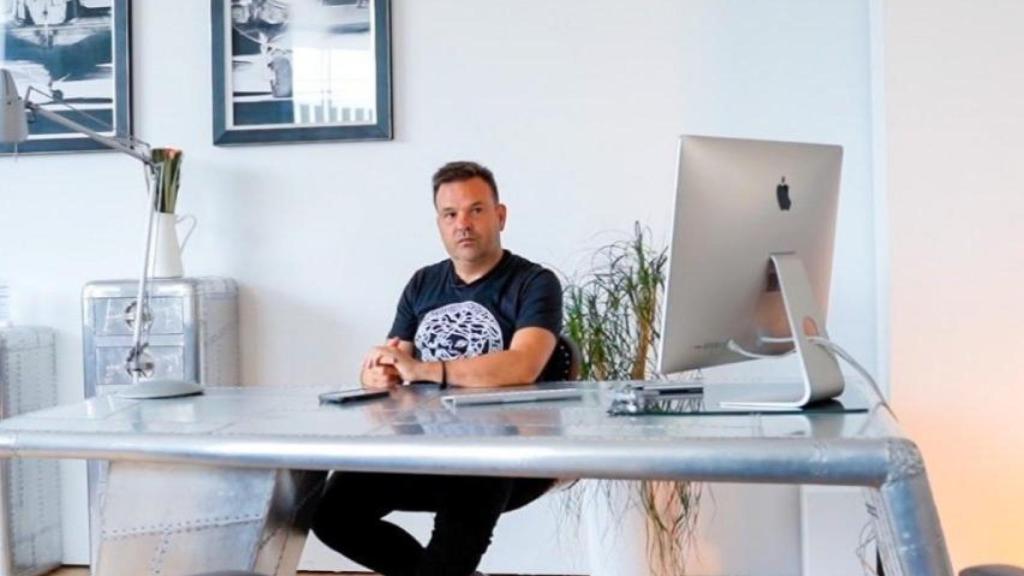 El millonario José Elías en su despacho.