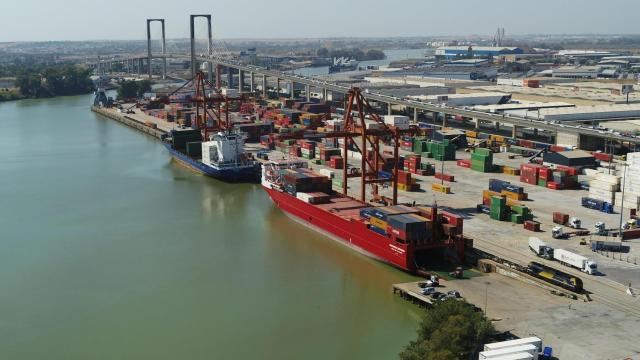 Buques de CMA CGM y Boluda Lines en al Terminal Marítima del Guadalquivir.