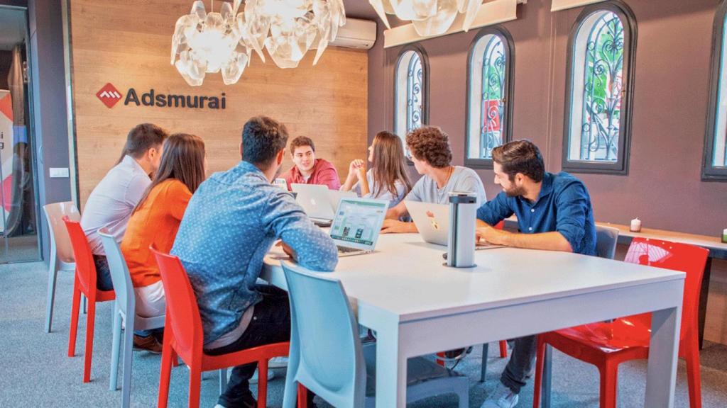 Un equipo de Adsmurai en una reunión de creatividad.