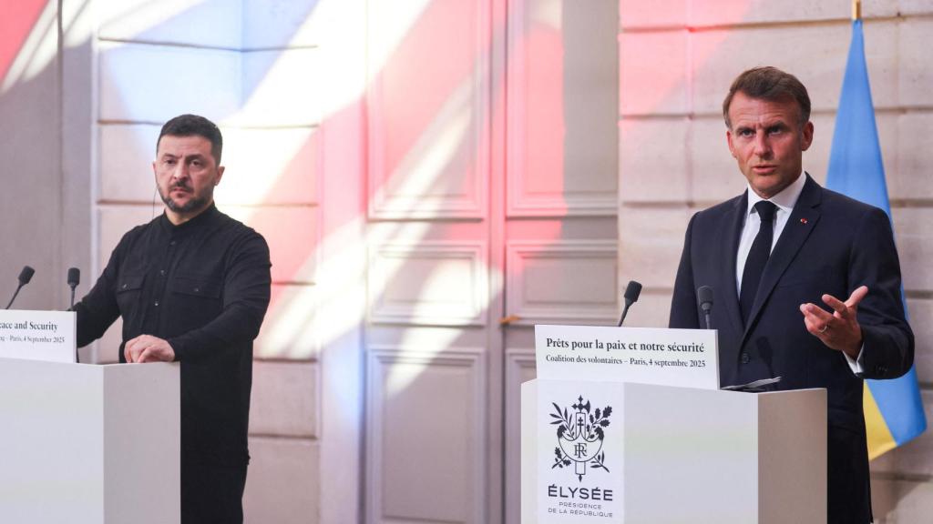El presidente de Francia, Emmanuel Macron, habla junto al presidente de Ucrania, Volodymyr Zelensky, durante una conferencia de prensa posterior a la Cumbre de la Coalición de la Voluntad, en el Palacio Presidencial del Elíseo, en París, Francia, el 4 de septiembre de 2025.