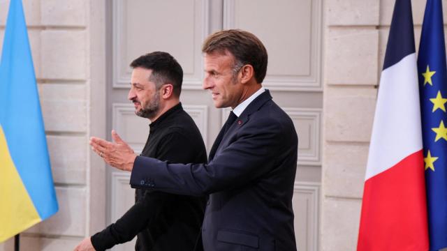 El presidente de Francia, Emmanuel Macron, habla junto al presidente de Ucrania, Volodymyr Zelensky, durante una conferencia de prensa posterior a la Cumbre de la Coalición de la Voluntad, en el Palacio Presidencial del Elíseo, en París, Francia, el 4 de septiembre de 2025.
