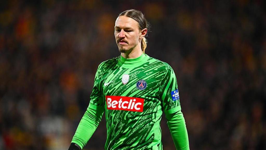 Safonov, durante un partido con el PSG.