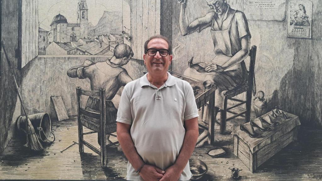 El concejal de Fiestas de Elda, David Guardiola, en el Museo del Calzado.