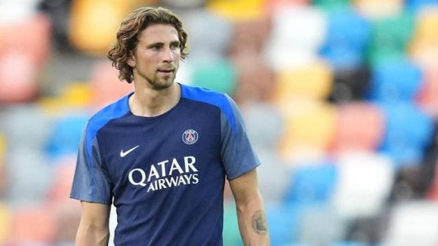 Illia Zabarnyi, durante un calentamiento con el PSG.