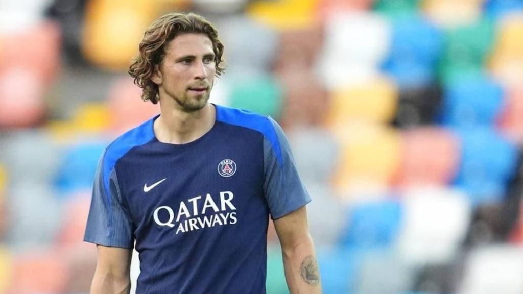 Illia Zabarnyi, durante un calentamiento con el PSG.