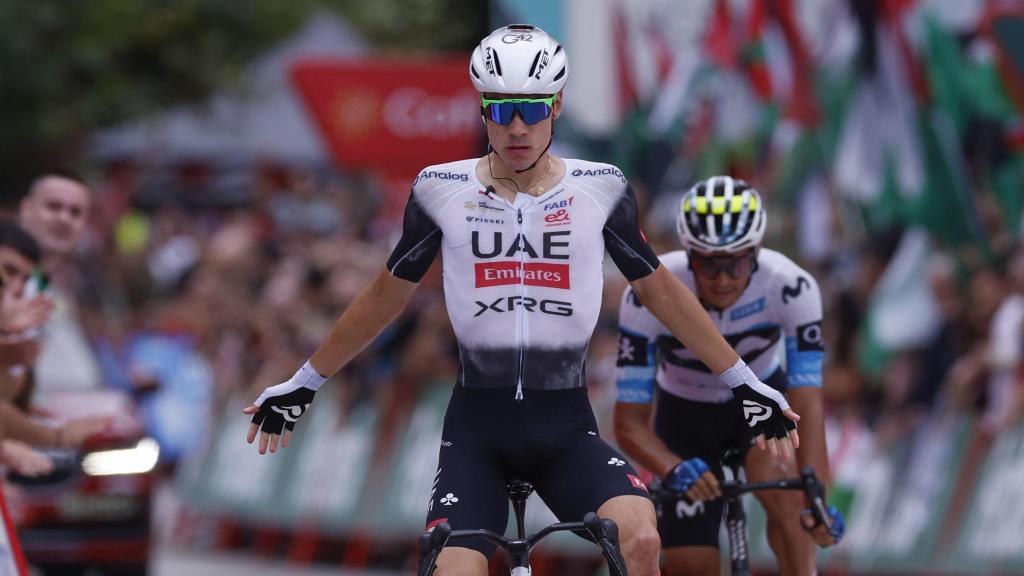 Ayuso se impone a Romo en los últimos metros de la 12ª etapa de La Vuelta.