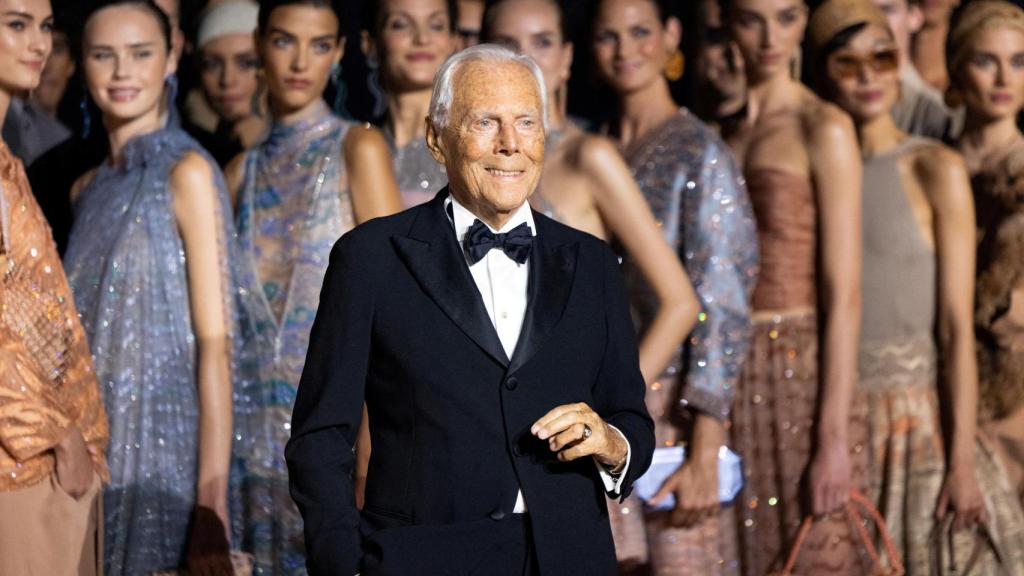 Giorgio Armani posa con modelos antes de presentar su colección Primavera Verano 2025 en Nueva York, el 17 de octubre de 2024.