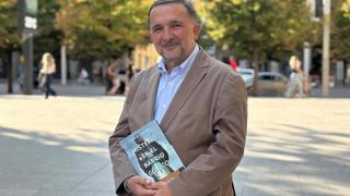 Sergio Vila-Sanjuán con su novela 'Misterio en el barrio gótico' en Zaragoza.