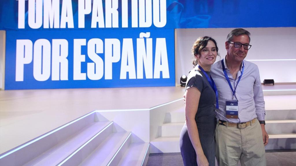 El secretario general del PP de la Comunidad de Madrid, Alfonso Serrano, y la presidenta de la Comunidad de Madrid, Isabel Díaz Ayuso.