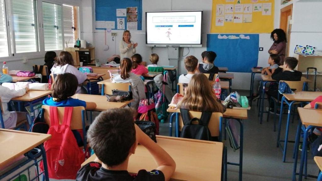 Una enfermera escolar dando una clase de prevención a alumnos.