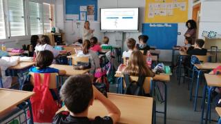 Una enfermera escolar dando una clase de prevención a alumnos.