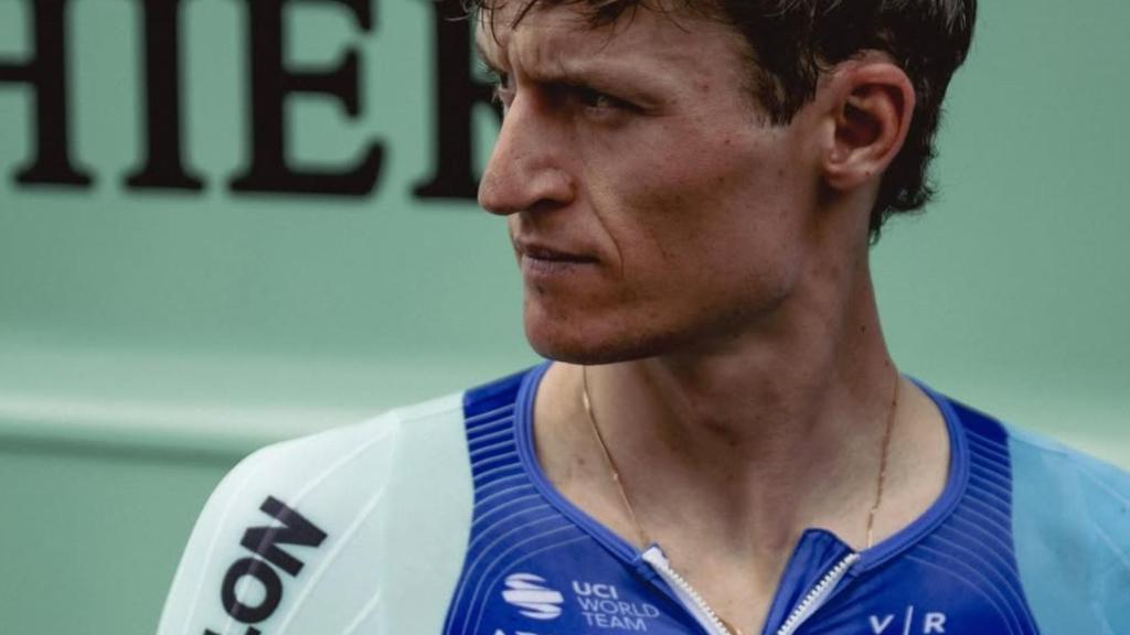 El ciclista Felix Gall junto al autobús del equipo Decathlon AG2R La Mondiale.