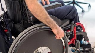 hombre-dependiente-en-silla-de-ruedas-europa-press