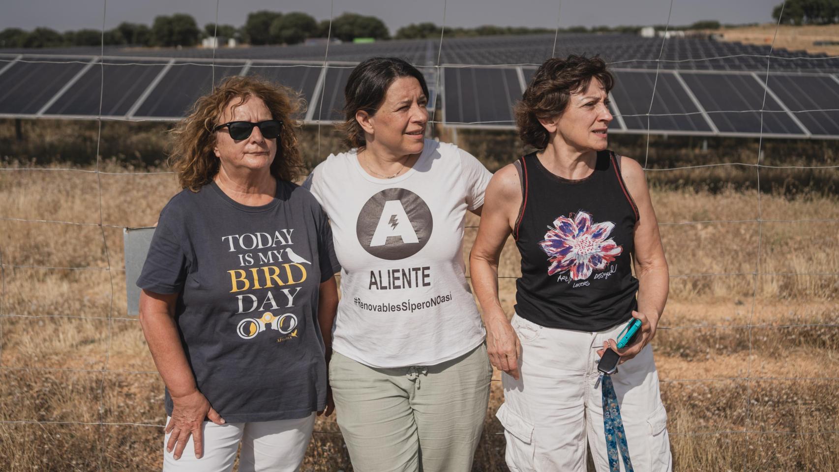 De izquierda a derecha, Teresa Bartrina, de Ecologistas en Acción; Teresa Bartrina, de Aliente Guadalajara; y Rosa Pardo, de Aliente frente a una planta fotovoltaica en Budia (Guadalajara).
