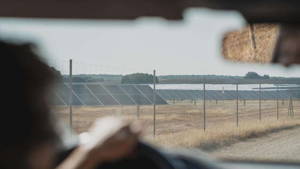 Placas solares en los campos de Budia (Guadalajara), vistas desde el coche de las activistas.