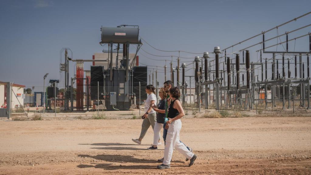 Rosa Pardo, Berta Caballero y Teresa Bartrina, frente a una subestación eléctrica.