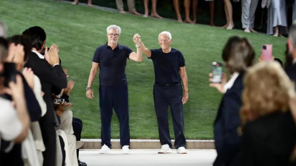 Leo Dell’Orco y el diseñador de moda Giorgio Armani, juntos ante los focos.