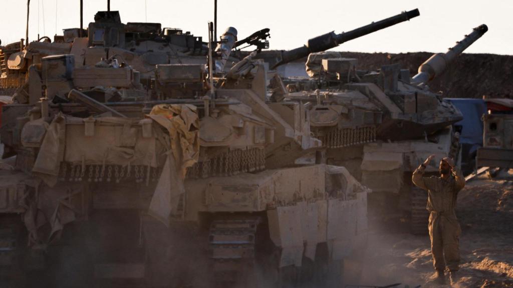 Un soldado israelí dirige a un tanque cerca de la frontera con Gaza