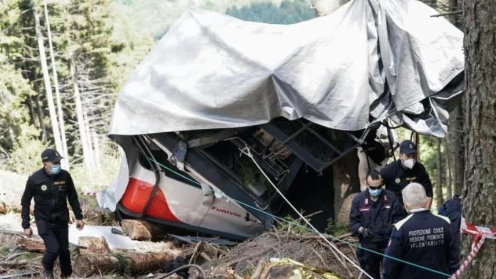 El teleférico Mottarone, en mayo de 2021, inspeccionado por las autoridades italianas tras caer al vacío y cobrarse la vida de 14 pasajeros.