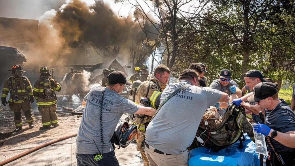 Departamento de Bomberos de Fort Worth en el lugar de los hechos.