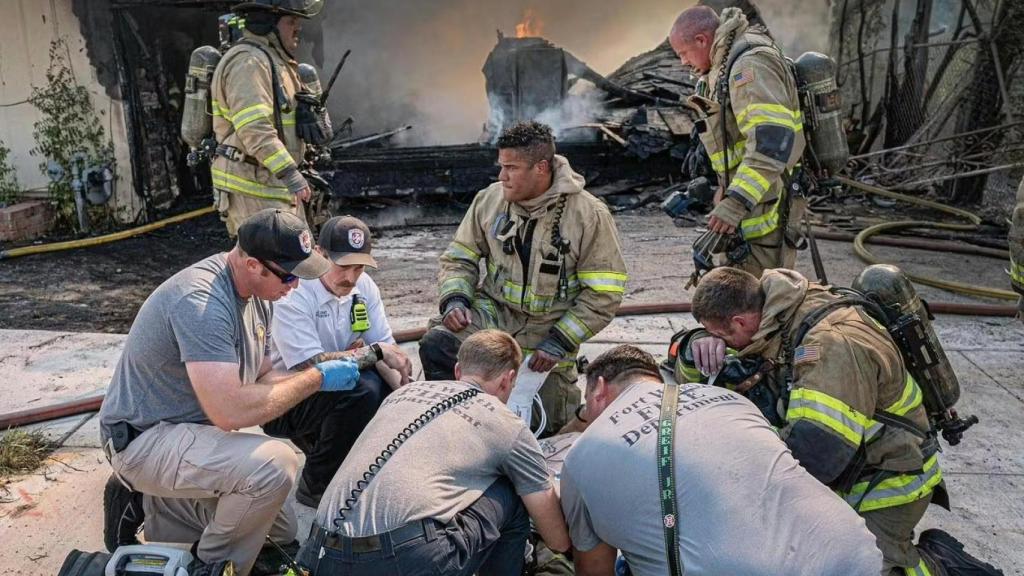 Departamento de Bomberos de Fort Worth auxiliando a uno de su miembros.