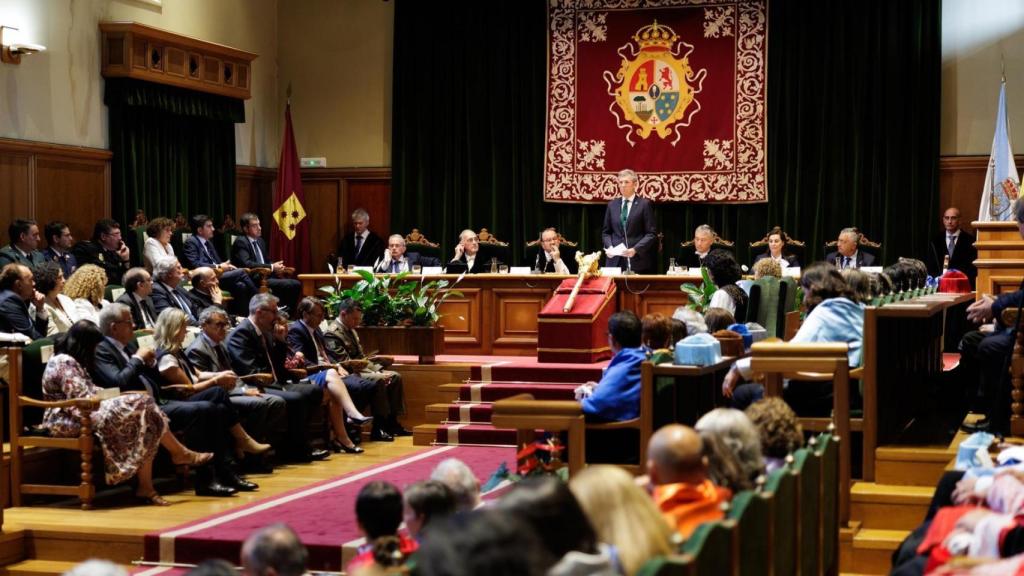 El presidente de la Xunta, Alfonso Rueda, junto con los rectores de las universidades de Santiago, Antonio López; A Coruña, Ricardo Cao; y Vigo, Manuel Reigosa, en la inauguración del curso 2025/26 en Galicia.