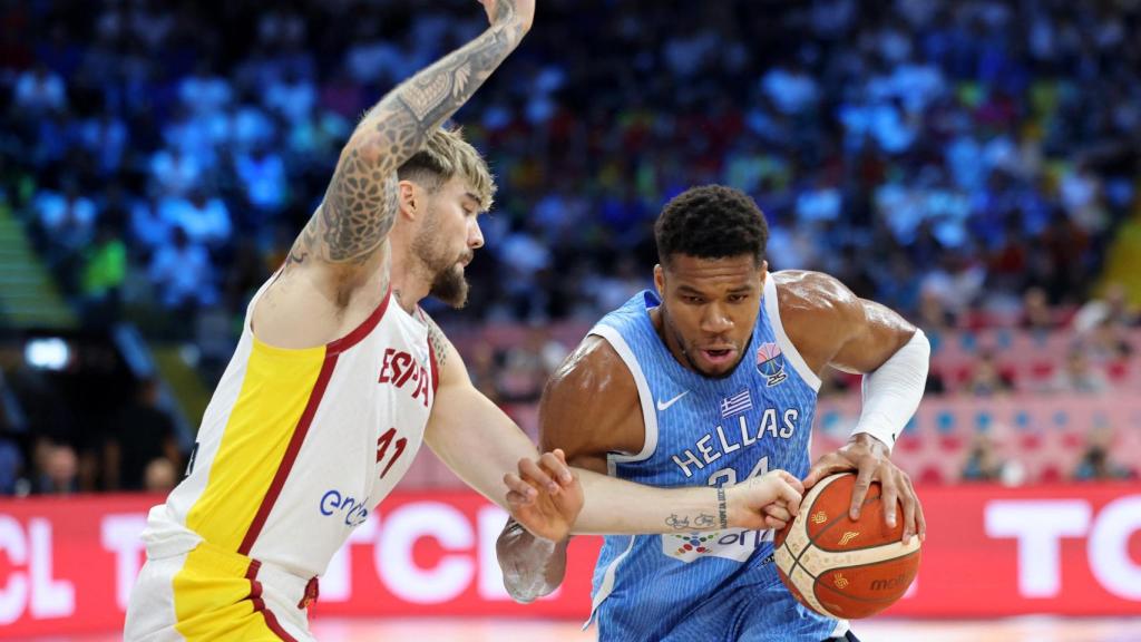 Juancho Hernangómez trata de detener a Giannis Antetokounmpo.