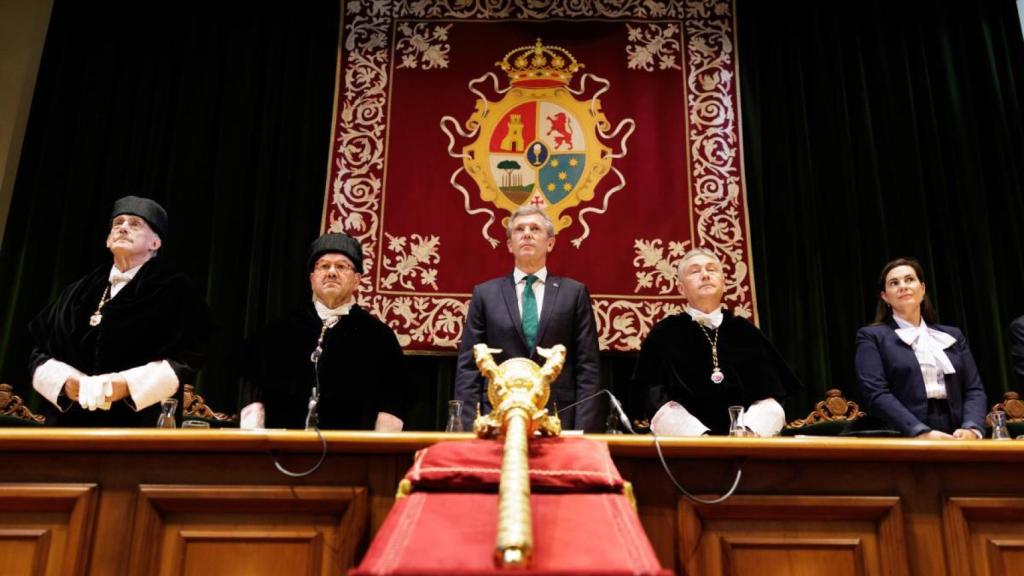 El presidente de la Xunta, Alfonso Rueda, y los rectores de las universidades de Santiago, Antonio López; A Coruña, Ricardo Cao; y Vigo, Manuel Reigosa, en la inauguración del curso 2025/26 en Galicia..