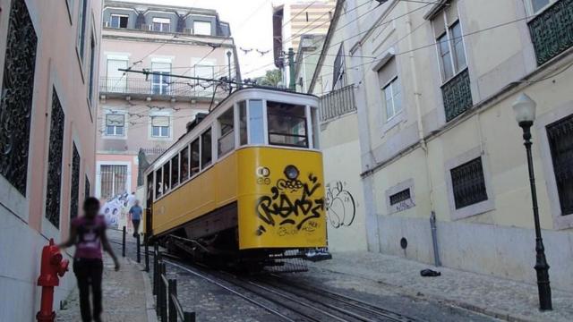 El histórico Funicular Gloria de Lisboa que ha sufrido el siniestro.