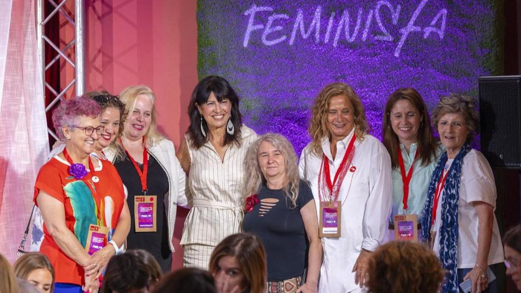 Ana Redondo junto a varias diputadas y senadoras este jueves en Alcorcón