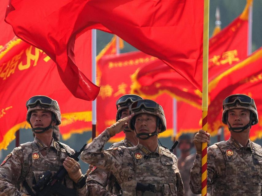 Soldados chinos participan en el desfile militar para conmemorar el 80 aniversario del fin de la Segunda Guerra Mundial, en Pekín.