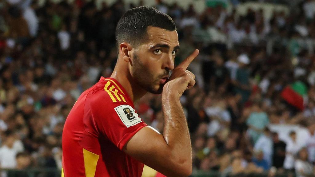 Mikel Merino celebra su gol contra Bulgaria.