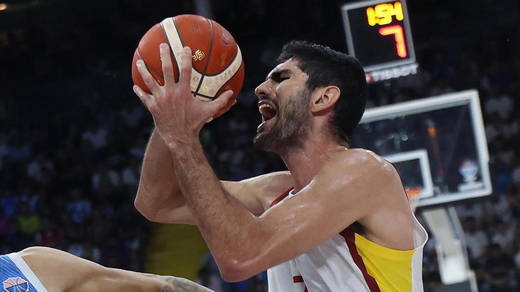 Santi Aldama penetra a canasta en el duelo entre España y Grecia de este jueves.
