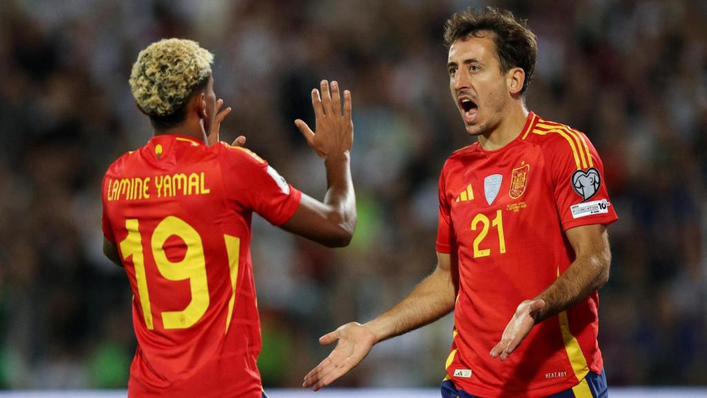 Lamine Yamal y Oyarzabal celebran el gol del vasco contra Bulgaria.
