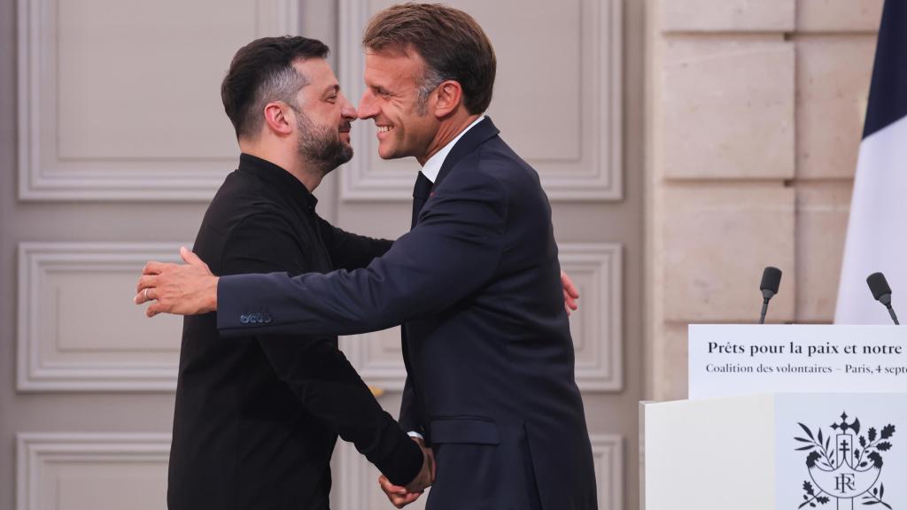 Emmanuel Macron, presidente francés, abraza a su homólogo ucraniano, Volodímir Zelenski, este jueves en el Palacio del Elíseo.