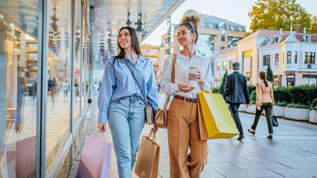Dos amigas de compras.