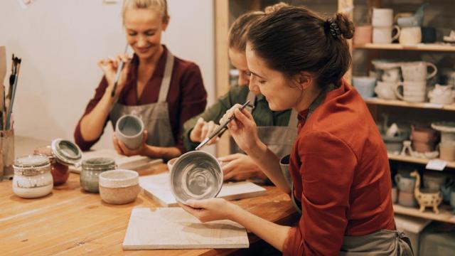 Un grupo de chicas participando en un taller de cerámica.