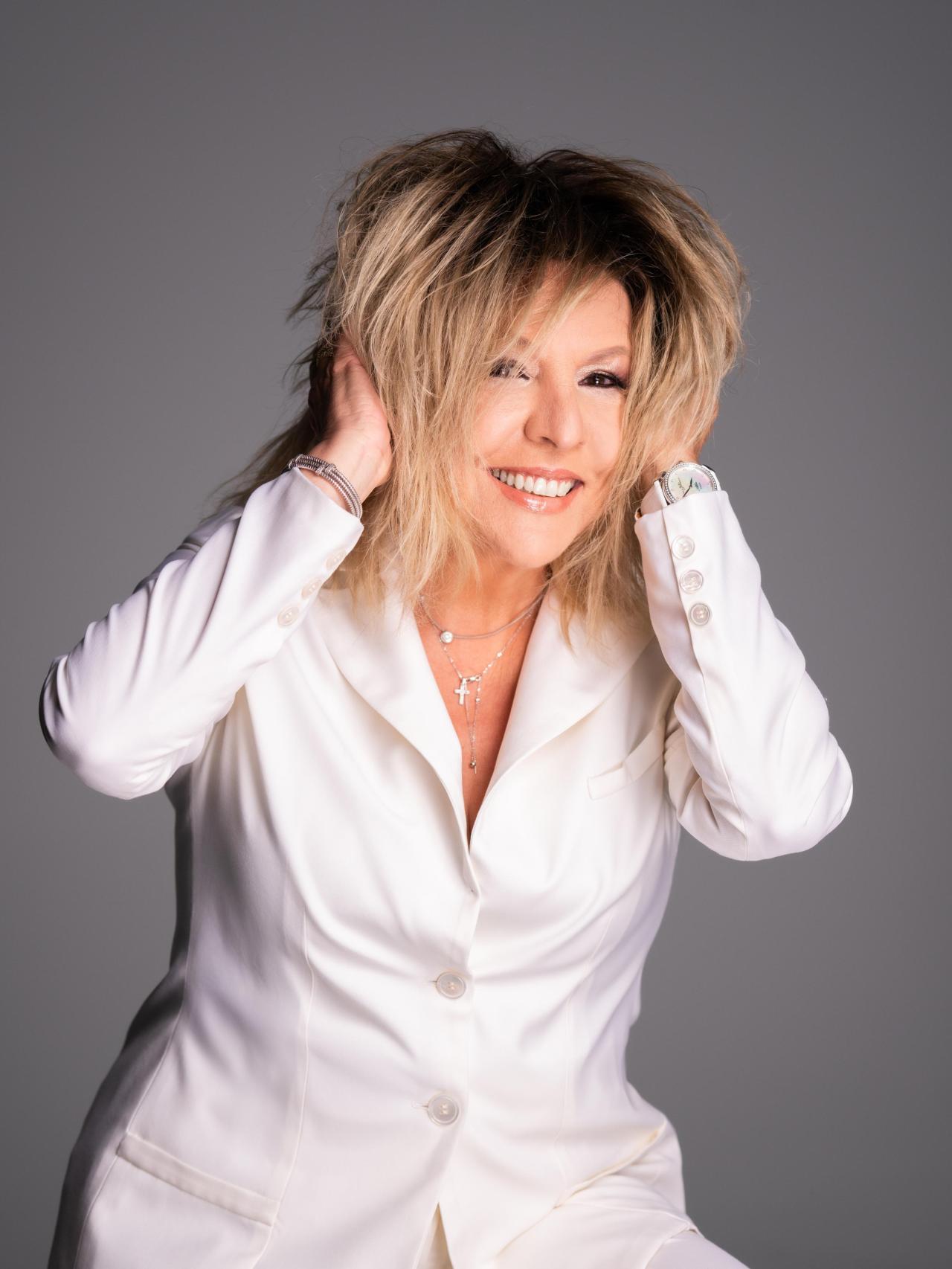 La artista posando en una foto de estudio.