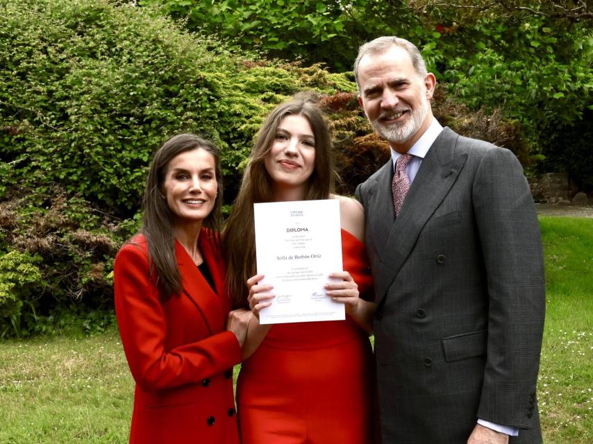 La Infanta, durante su graduación en Gales, junto a los Reyes.