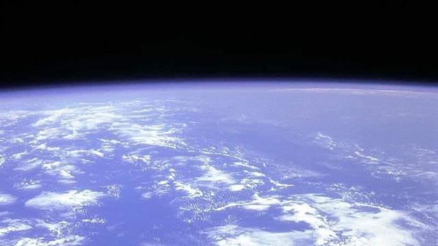 Imagen de un astronauta en el espacio exterior.