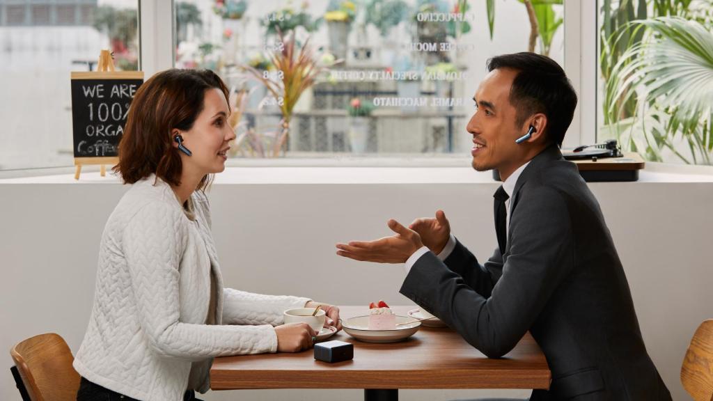 Dos personas usando los Timkettle W4 AI Interpreter Earbuds