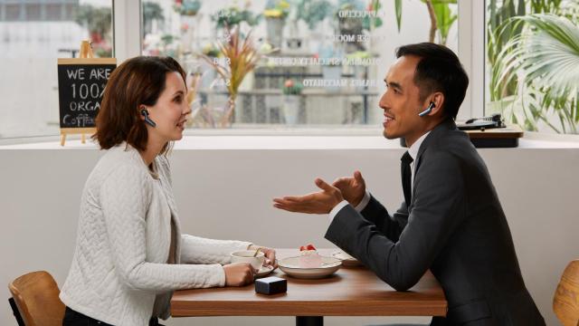 Dos personas usando los Timkettle W4 AI Interpreter Earbuds
